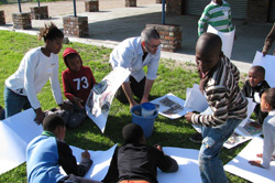 Children at the Rainbow Centre in Gugulethu making art with Andrea Mariconti